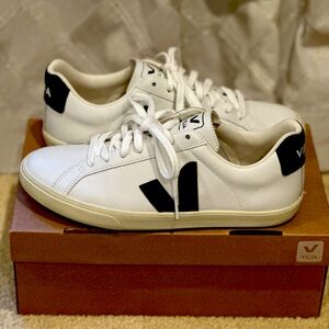 VEJA ESPLAR Leather extra-white and black logo sneakers. EU 39, US 8 worn once!